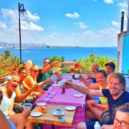 بيت شباب تشيرس فينتيدج اسطنبول المظهر الخارجي الصورة A typical rooftop party