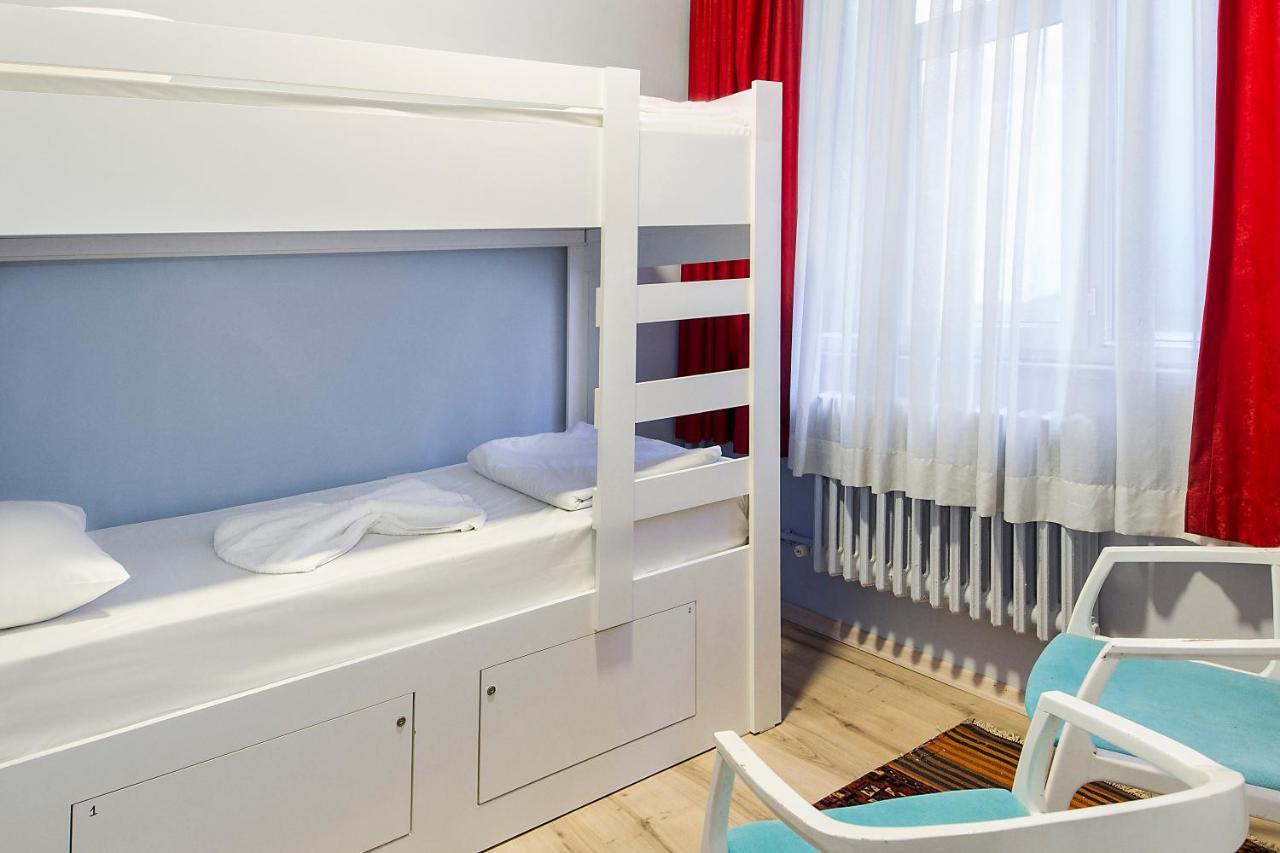 بيت شباب تشيرس فينتيدج اسطنبول المظهر الخارجي الصورة Hostel room in Prague