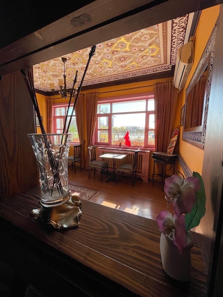 بيت شباب تشيرس فينتيدج اسطنبول المظهر الخارجي الصورة The interior of the house