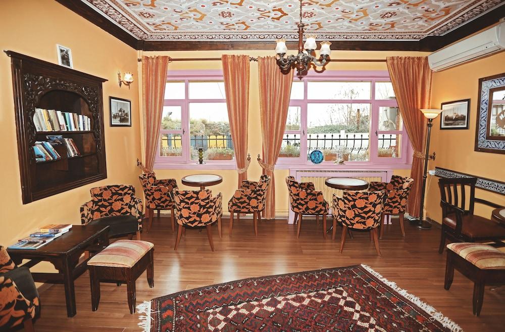 بيت شباب تشيرس فينتيدج اسطنبول المظهر الخارجي الصورة Interior of the library