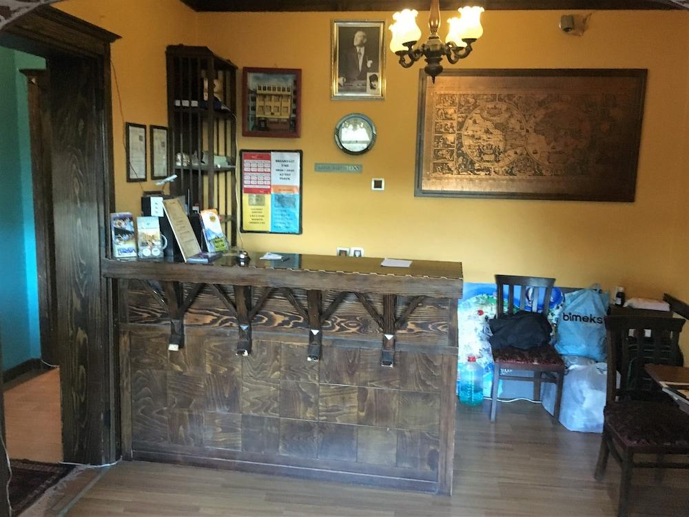 بيت شباب تشيرس فينتيدج اسطنبول المظهر الخارجي الصورة The front desk at the station