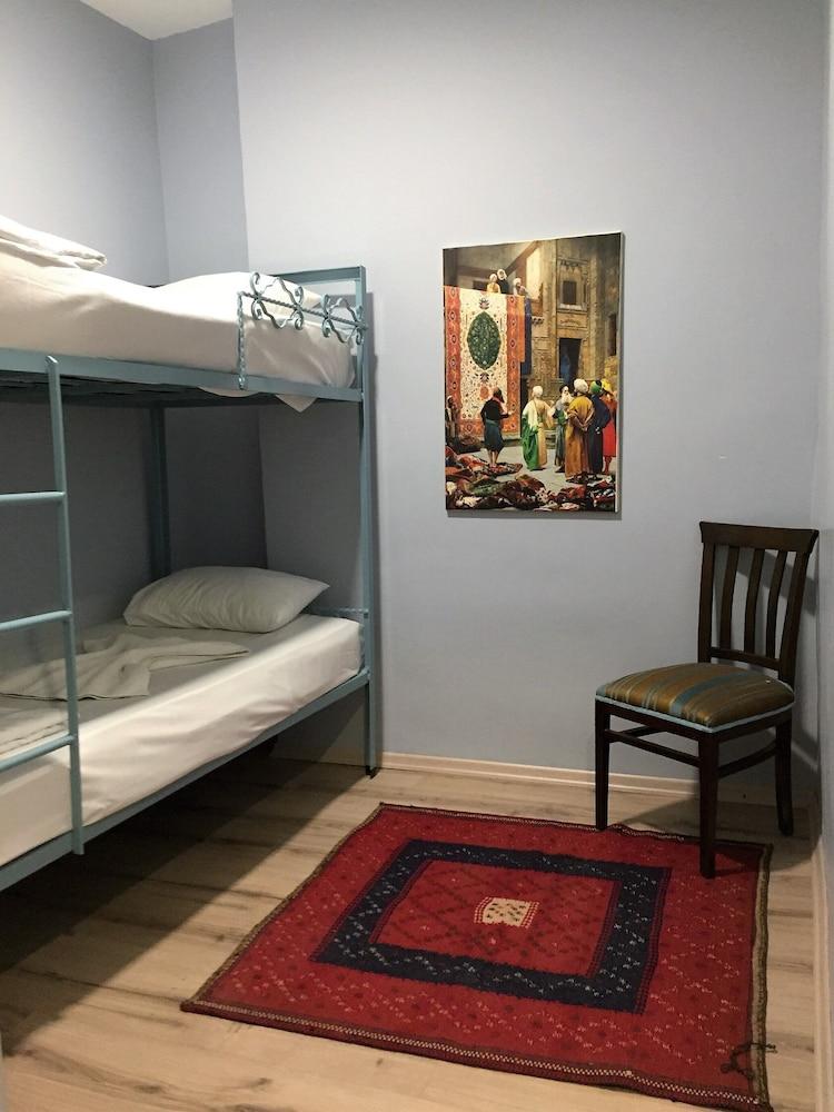 بيت شباب تشيرس فينتيدج اسطنبول المظهر الخارجي الصورة A typical room at the hostel