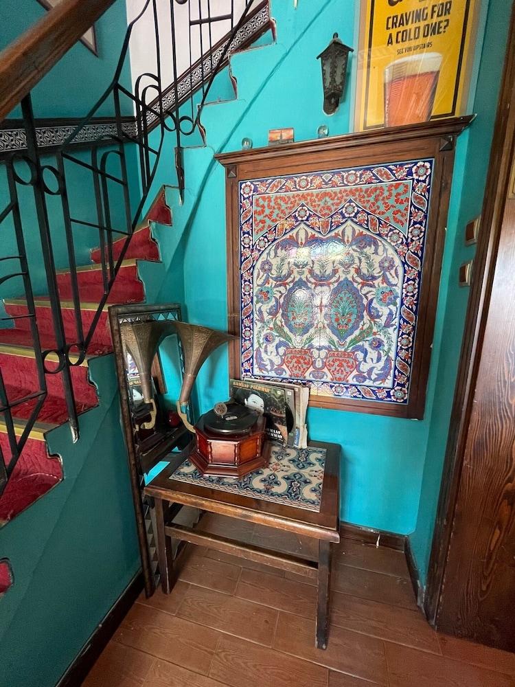 بيت شباب تشيرس فينتيدج اسطنبول المظهر الخارجي الصورة A view of the staircase