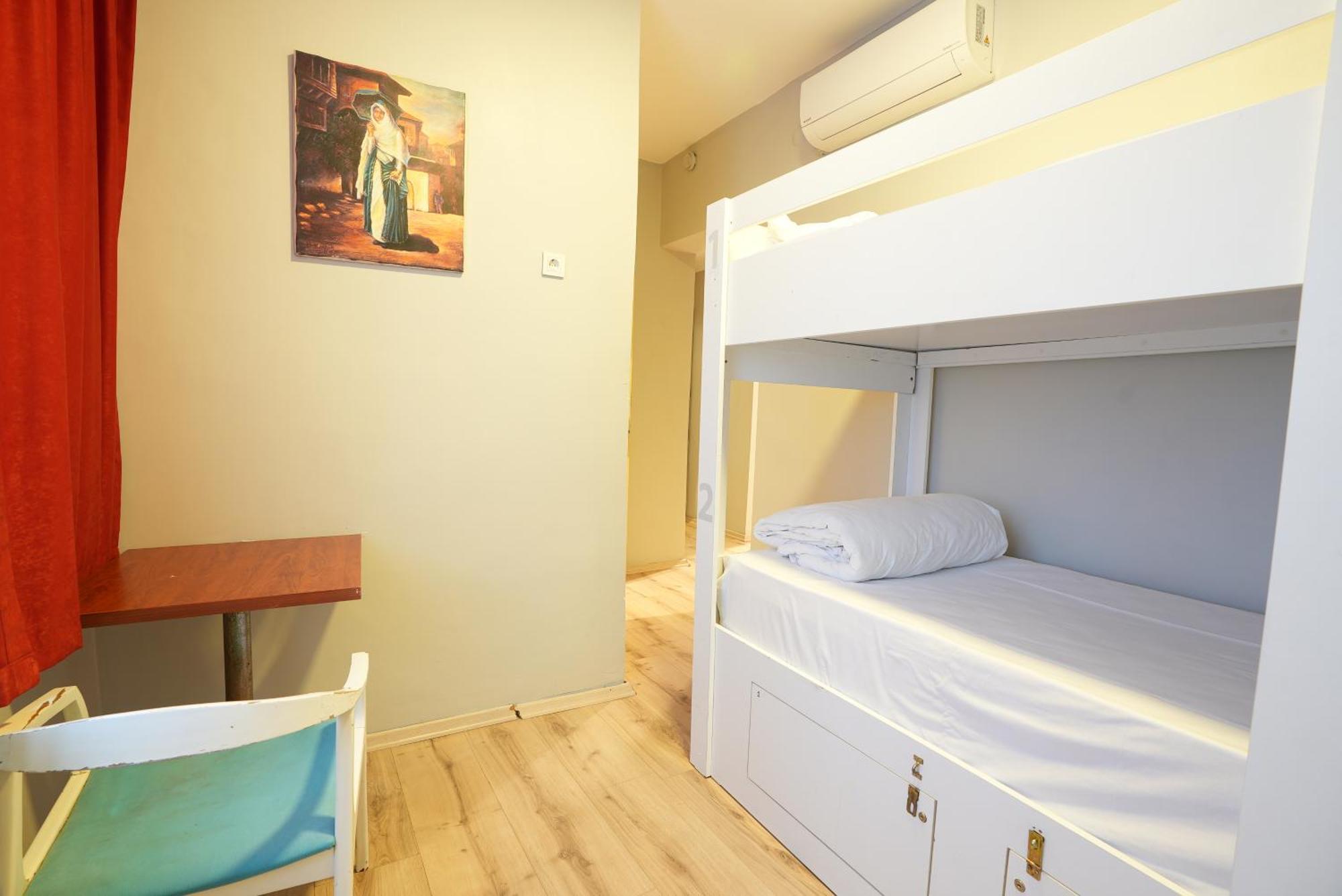 بيت شباب تشيرس فينتيدج اسطنبول المظهر الخارجي الصورة Hostel room in Prague