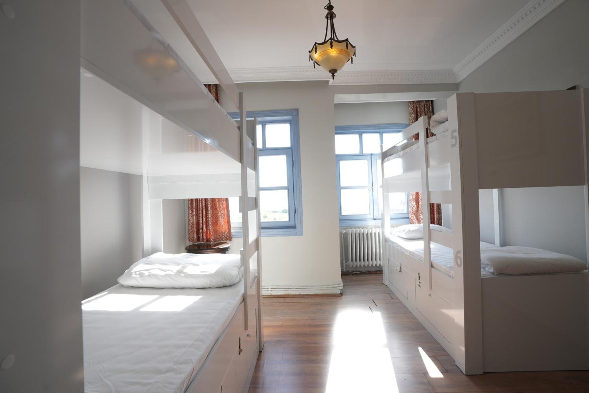بيت شباب تشيرس فينتيدج اسطنبول المظهر الخارجي الصورة Hostel room in Madrid, Spain