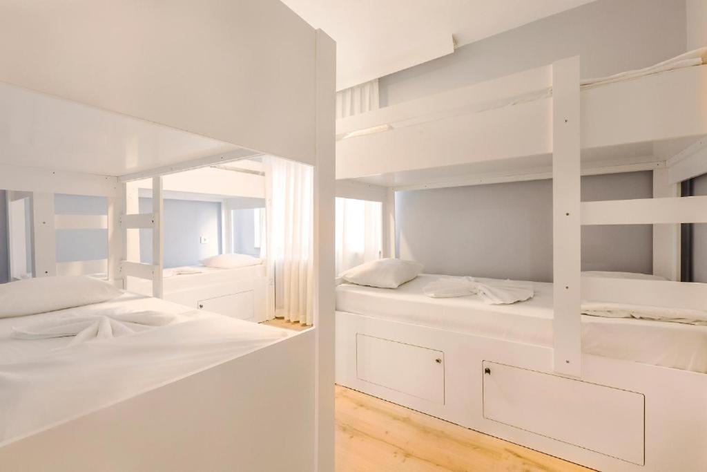 بيت شباب تشيرس فينتيدج اسطنبول المظهر الخارجي الصورة A capsule hotel in Tokyo