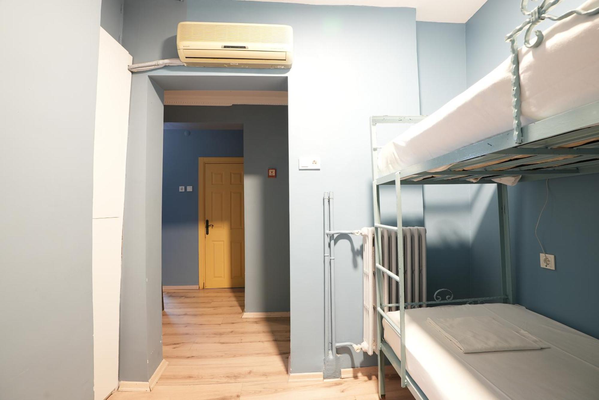 بيت شباب تشيرس فينتيدج اسطنبول المظهر الخارجي الصورة Hostel room in Madrid, Spain