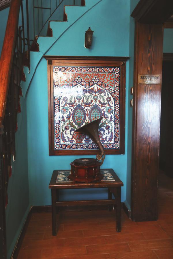 بيت شباب تشيرس فينتيدج اسطنبول المظهر الخارجي الصورة A gramophone in the museum