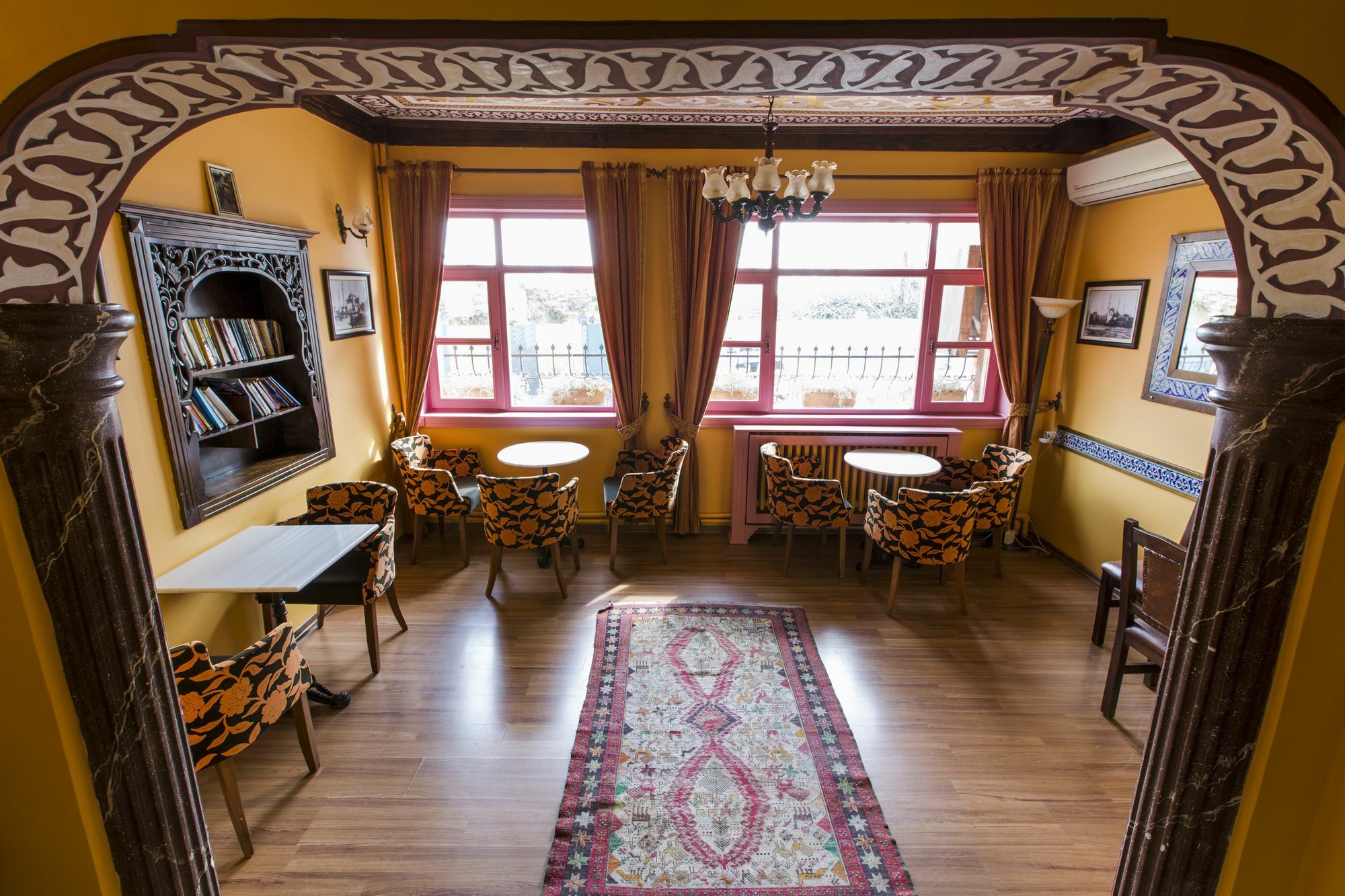 بيت شباب تشيرس فينتيدج اسطنبول المظهر الخارجي الصورة Interior of the library